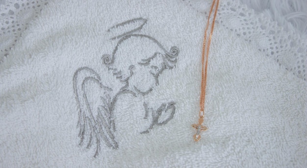 Ręcznie haftowany wzór na tkaninie